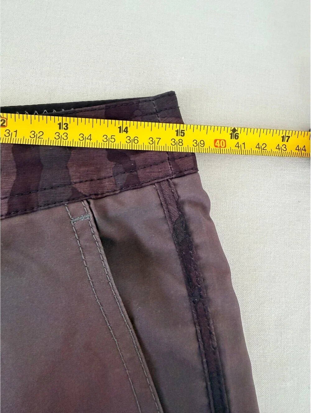 Vuori Boardshorts Men's Size 28 Brown Stripe 4-Way Stretch Hybrid Shorts